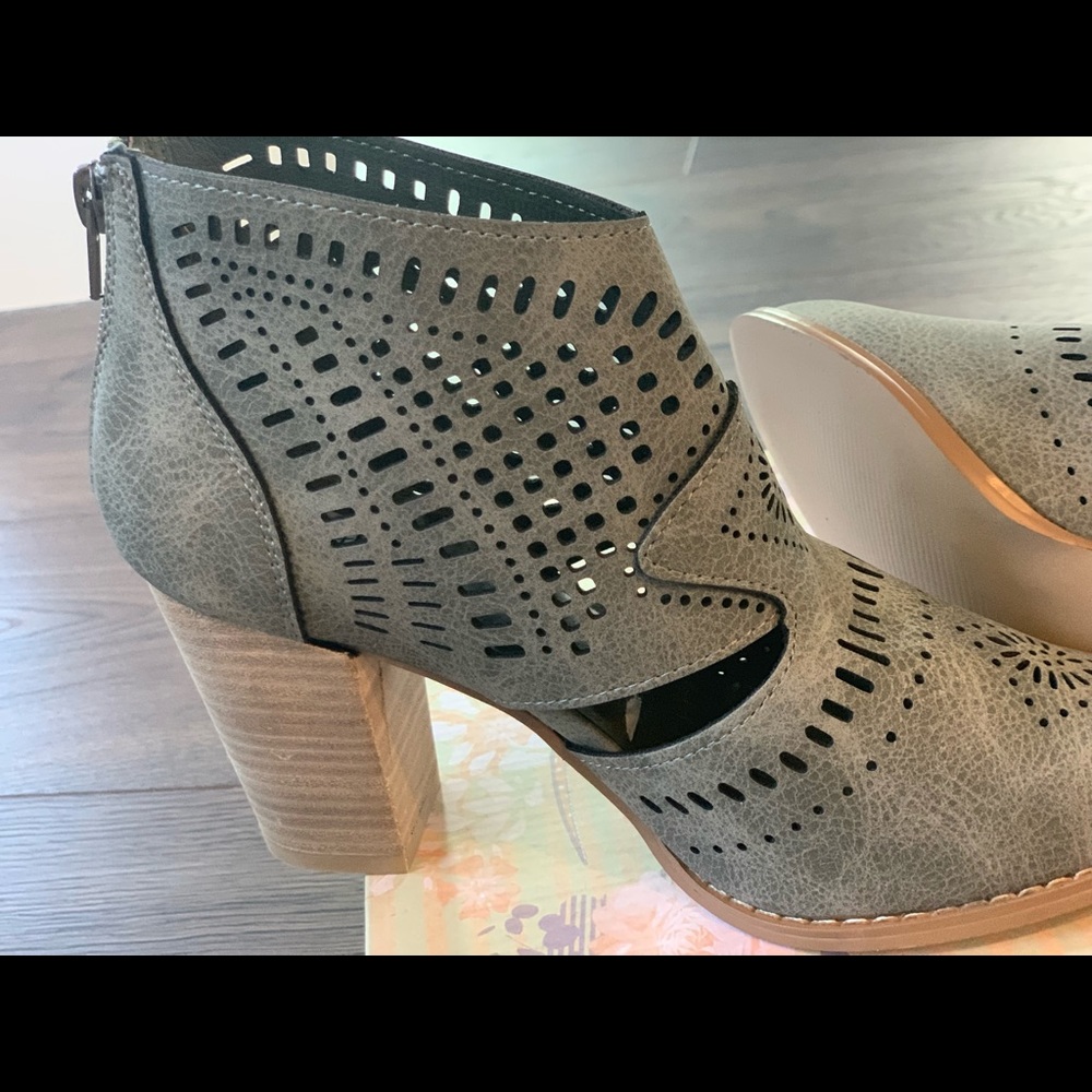 Peep toe bootie